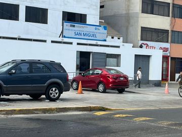 AMPLIA CASA EN ESQUINA, UBICADA EN PLENA AV. LA PAZ, COLINDANTE CON EL MALECÓN Y LA ENCANTADORA PLAZA CIUDAD DE PAPEL.