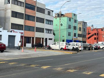 AMPLIA CASA EN ESQUINA, UBICADA EN PLENA AV. LA PAZ, COLINDANTE CON EL MALECÓN Y LA ENCANTADORA PLAZA CIUDAD DE PAPEL.