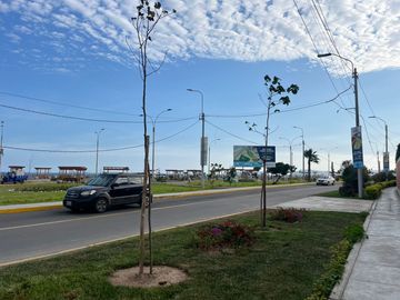 AMPLIA CASA EN ESQUINA, UBICADA EN PLENA AV. LA PAZ, COLINDANTE CON EL MALECÓN Y LA ENCANTADORA PLAZA CIUDAD DE PAPEL.