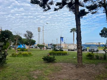 AMPLIA CASA EN ESQUINA, UBICADA EN PLENA AV. LA PAZ, COLINDANTE CON EL MALECÓN Y LA ENCANTADORA PLAZA CIUDAD DE PAPEL.