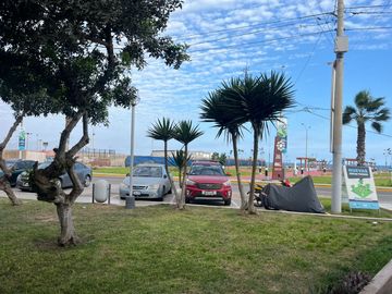 AMPLIA CASA EN ESQUINA, UBICADA EN PLENA AV. LA PAZ, COLINDANTE CON EL MALECÓN Y LA ENCANTADORA PLAZA CIUDAD DE PAPEL.