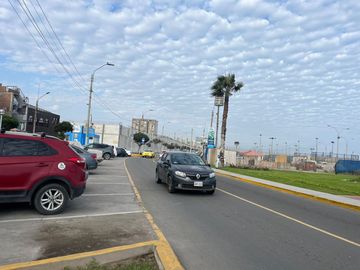 AMPLIA CASA EN ESQUINA, UBICADA EN PLENA AV. LA PAZ, COLINDANTE CON EL MALECÓN Y LA ENCANTADORA PLAZA CIUDAD DE PAPEL.
