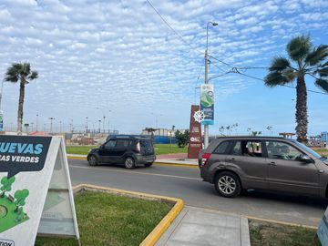 AMPLIA CASA EN ESQUINA, UBICADA EN PLENA AV. LA PAZ, COLINDANTE CON EL MALECÓN Y LA ENCANTADORA PLAZA CIUDAD DE PAPEL.