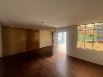 AMPLIA CASA EN ESQUINA, UBICADA EN PLENA AV. LA PAZ, COLINDANTE CON EL MALECÓN Y LA ENCANTADORA PLAZA CIUDAD DE PAPEL.