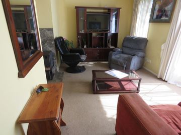 Casa esquina con local comercial, en Valdivia, 3 dormitorio , 2 baños.