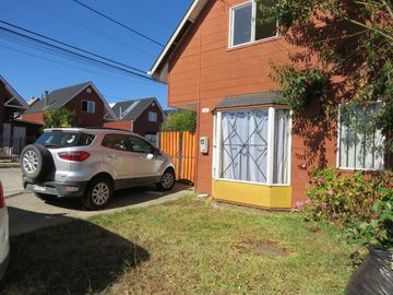 Casa esquina con local comercial, en Valdivia, 3 dormitorio , 2 baños.