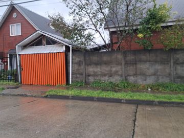 Casa esquina con local comercial, en Valdivia, 3 dormitorio , 2 baños.