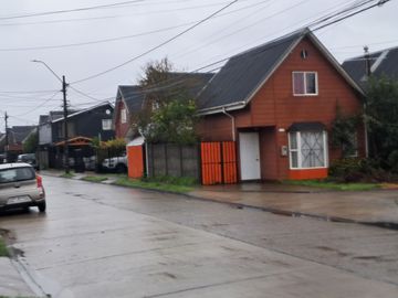 Casa esquina con local comercial, en Valdivia, 3 dormitorio , 2 baños.