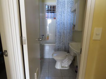 Casa esquina con local comercial, en Valdivia, 3 dormitorio , 2 baños.