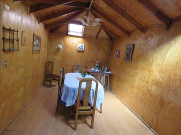 Casa esquina con local comercial, en Valdivia, 3 dormitorio , 2 baños.