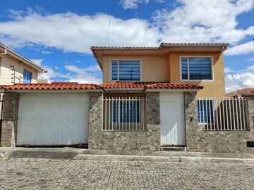 Amplia casa independiente de arriendo en Sangolquí en Urbanización cerrada $600 incluida alícuota.