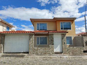 Amplia casa independiente de arriendo en Sangolquí en Urbanización cerrada $600 incluida alícuota.