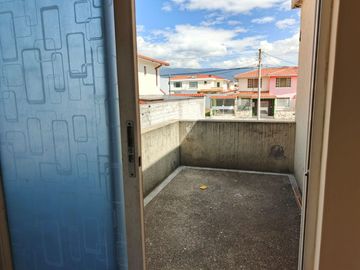 Amplia casa independiente de arriendo en Sangolquí en Urbanización cerrada $600 incluida alícuota.