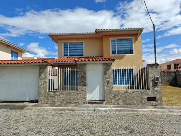 Amplia casa independiente de arriendo en Sangolquí en Urbanización cerrada $600 incluida alícuota.