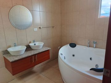 Amplia casa independiente de arriendo en Sangolquí en Urbanización cerrada $600 incluida alícuota.