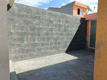 Amplia casa independiente de arriendo en Sangolquí en Urbanización cerrada $600 incluida alícuota.