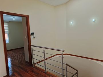 Amplia casa independiente de arriendo en Sangolquí en Urbanización cerrada $600 incluida alícuota.