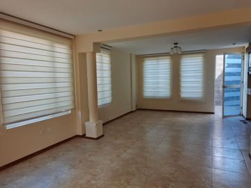 Amplia casa independiente de arriendo en Sangolquí en Urbanización cerrada $600 incluida alícuota.