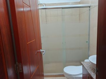 Amplia casa independiente de arriendo en Sangolquí en Urbanización cerrada $600 incluida alícuota.