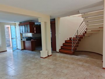 Amplia casa independiente de arriendo en Sangolquí en Urbanización cerrada $600 incluida alícuota.