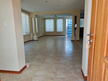 Amplia casa independiente de arriendo en Sangolquí en Urbanización cerrada $600 incluida alícuota.