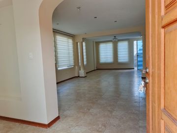 Amplia casa independiente de arriendo en Sangolquí en Urbanización cerrada $600 incluida alícuota.