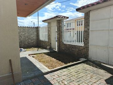 Amplia casa independiente de arriendo en Sangolquí en Urbanización cerrada $600 incluida alícuota.