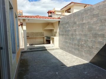 Amplia casa independiente de arriendo en Sangolquí en Urbanización cerrada $600 incluida alícuota.