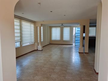 Amplia casa independiente de arriendo en Sangolquí en Urbanización cerrada $600 incluida alícuota.
