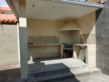 Amplia casa independiente de arriendo en Sangolquí en Urbanización cerrada $600 incluida alícuota.