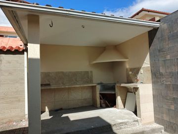 Amplia casa independiente de arriendo en Sangolquí en Urbanización cerrada $600 incluida alícuota.