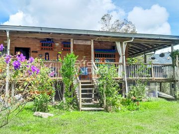 Finca en península en construcción tradicional en venta Guatapé