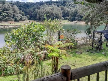 Finca en península en construcción tradicional en venta Guatapé
