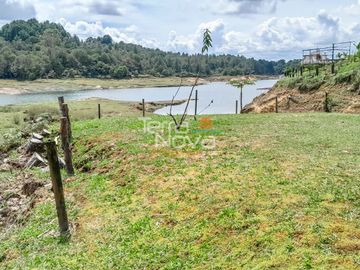 Finca en península en construcción tradicional en venta Guatapé