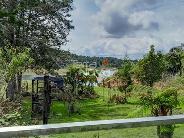 Finca en península en construcción tradicional en venta Guatapé