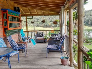 Finca en península en construcción tradicional en venta Guatapé