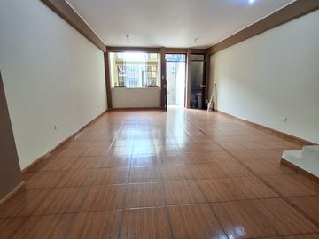 VENTA DE CASA 4 PISOS Montenegro San Juan de Lurigancho