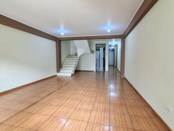 VENTA DE CASA 4 PISOS Montenegro San Juan de Lurigancho