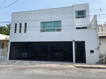 ¡Casa en venta! en Lomas Modelo, Monterrey N.L. Casa de 3 niveles 🏡