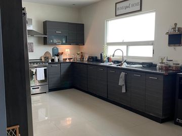 ¡Casa en venta! en Lomas Modelo, Monterrey N.L. Casa de 3 niveles 🏡