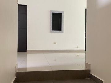 ¡Casa en venta! en Lomas Modelo, Monterrey N.L. Casa de 3 niveles 🏡