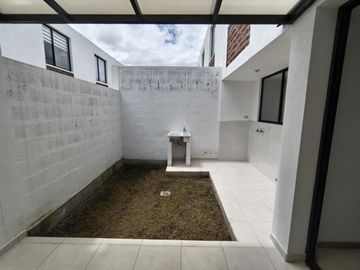 🏡 CASA A ESTRENAR EN PUEMBO – CONJUNTO TRIANA