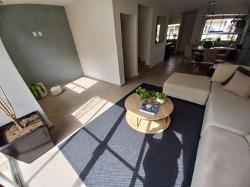 Casa en venta con 4 habitaciones
