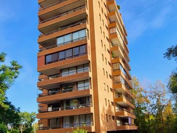 Oportunidad!! Vendo Amplio departamento remodelado sector El Golf Las Condes. Vista despejada 1 dormitorio amplia terraza