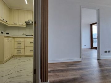 Oportunidad!! Vendo Amplio departamento remodelado sector El Golf Las Condes. Vista despejada 1 dormitorio amplia terraza