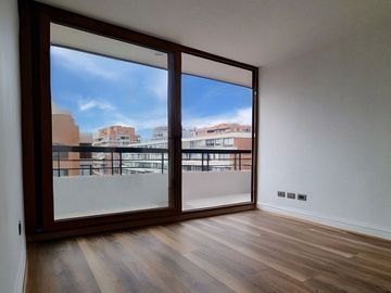 Oportunidad!! Vendo Amplio departamento remodelado sector El Golf Las Condes. Vista despejada 1 dormitorio amplia terraza