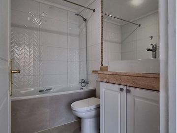 Oportunidad!! Vendo Amplio departamento remodelado sector El Golf Las Condes. Vista despejada 1 dormitorio amplia terraza