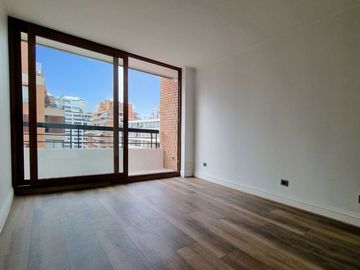 Oportunidad!! Vendo Amplio departamento remodelado sector El Golf Las Condes. Vista despejada 1 dormitorio amplia terraza