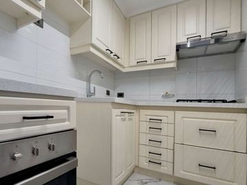 Oportunidad!! Vendo Amplio departamento remodelado sector El Golf Las Condes. Vista despejada 1 dormitorio amplia terraza