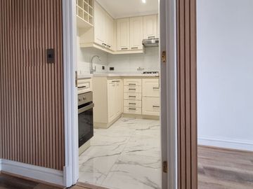 Oportunidad!! Vendo Amplio departamento remodelado sector El Golf Las Condes. Vista despejada 1 dormitorio amplia terraza